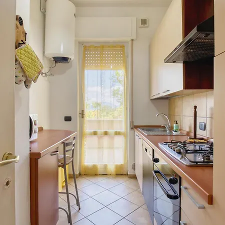 2 Bedroom Beautiful In Apartamento Stresa