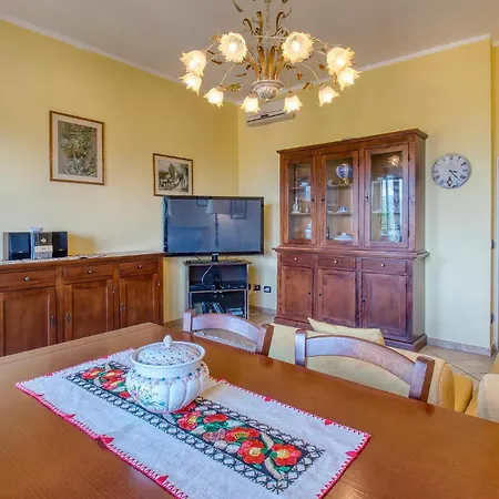 2 Bedroom Beautiful In Apartamento Stresa